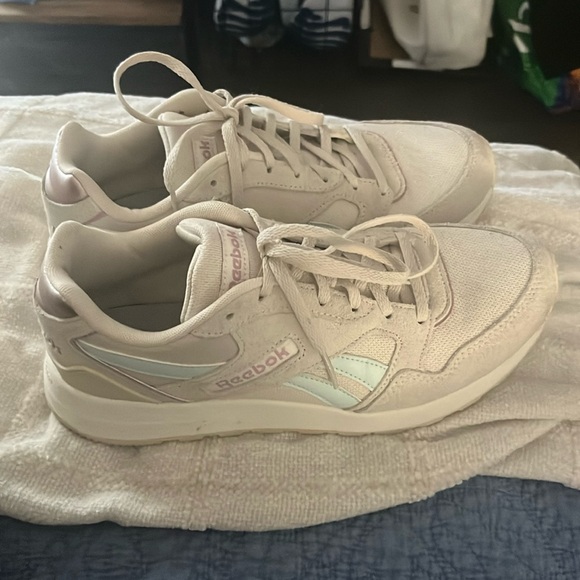 Women’s 8.5 Reebok sneakers - Picture 1 of 4